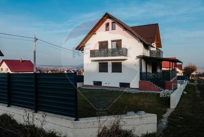 Casă cu 4 camere cu Teren 400 Mp în Ipotești - 2