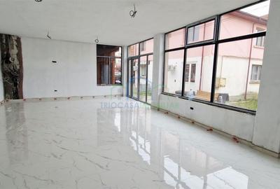 Spațiu comercial, de 120 mp, în Central - 4