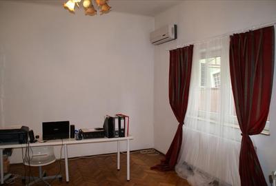 Casă cu 3 camere cu Canalizare în Central