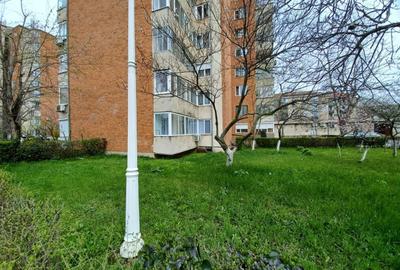 Apartament cu 4 camere semidecomandat, mobilat în Decebal - 10