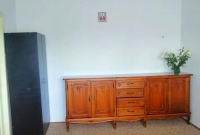 Apartament cu 3 camere nedecomandat, mobilat în Podu Roș