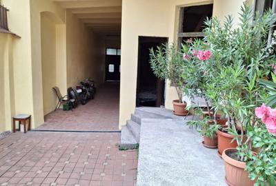 Ofer spre inchiriere 3 sau mai multe incaperi la etajul 1  in zona ultracentrala - 6