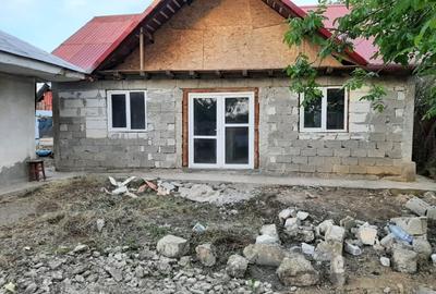 Casă cu 4 camere cu Teren 1425 Mp în Central - 1