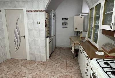 Casă cu 6 camere în Casa de Cultură - 6