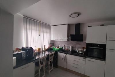 Petrosnita, Casa la Curte cu Garaj si Teren de 900 Mp - 12