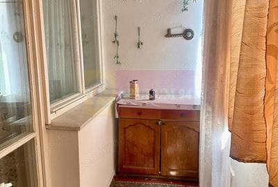 Apartament cu 3 camere semidecomandat, mobilat în Baba Novac