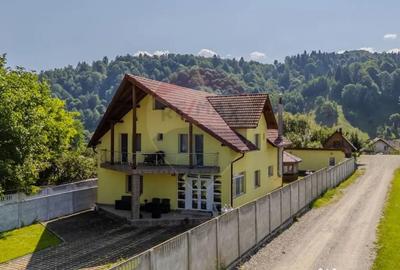 Casă cu 10 camere cu Teren 1074 Mp în Moieciu - 3