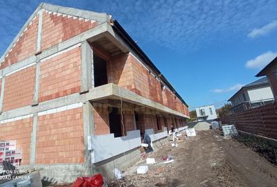 Casă cu 4 camere cu Canalizare în Central