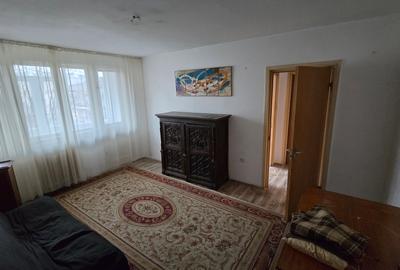 Apartament cu 3 camere semidecomandat în Apusului