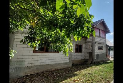 Casă cu 5 camere în Poienarii Burchii - 2