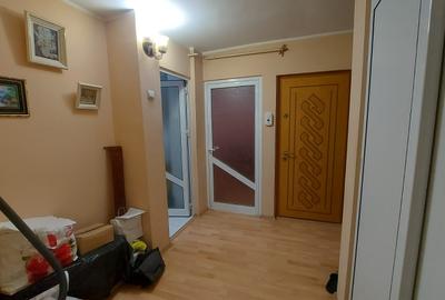 Apartament cu 2 camere decomandat, mobilat în