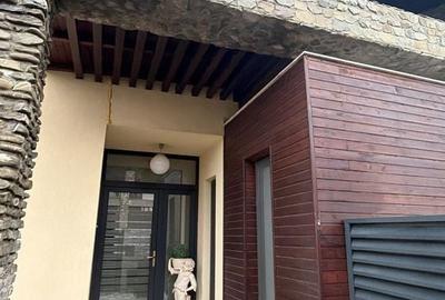 Casă cu 4 camere în Central