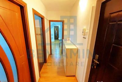 Apartament cu 3 camere semidecomandat în Craiovița Nouă - 2