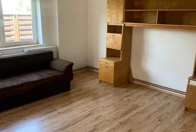 Casa individuala, 130 mp, mobilata partial, cu parcare in Someseni