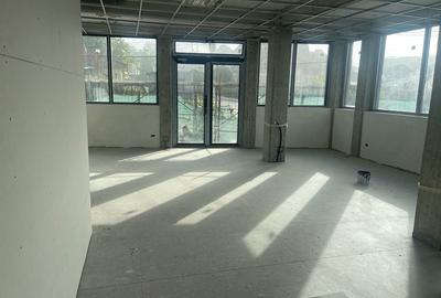 Spațiu comercial, de 360 mp, în Central - 4