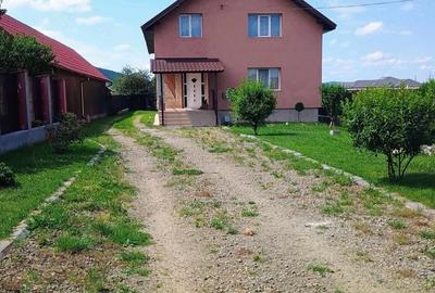 Casă cu Teren 300 Mp în Central - 1