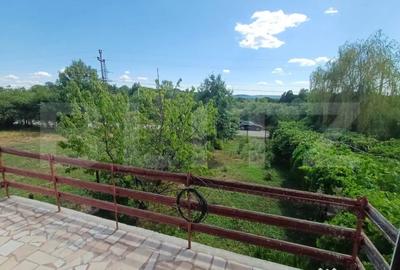 Casă cu 6 camere cu Teren 2420 Mp în Debarcader - 1