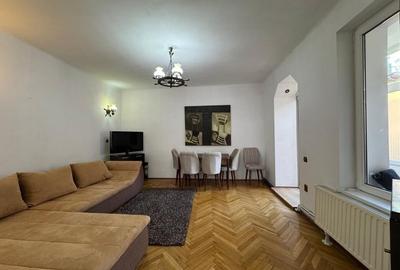 Apartament cu 3 camere semidecomandat, mobilat în Central