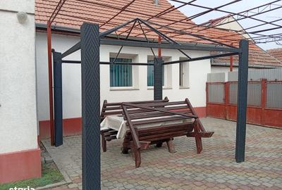 Casă cu 6 camere cu Teren 843 Mp în Livada