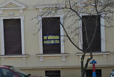 Vand ap 2 camere si dep, ultracentral , la curte comuna , 3 geamuri front stradal , reabilitata ext - 1