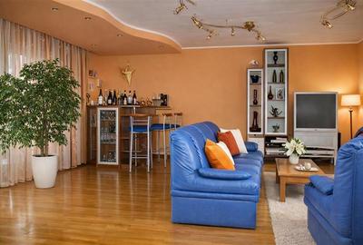 Casă cu 8 camere cu Canalizare în Central - 2