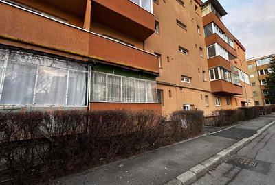 Apartament cu 3 camere decomandat în Tractorul - 3