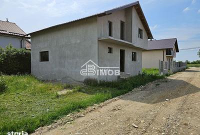Casă cu 4 camere cu Teren 343 Mp în Comișani - 10