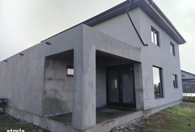 Casă cu 5 camere cu Teren 500 Mp în Cârcea