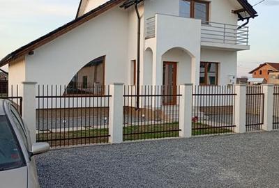 Casă cu 4 camere cu Teren 130 Mp în Central