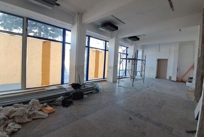Spatiu comercial vitrina de 20 M - Metrou Eroii Revolutiei S143 - 24