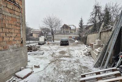 Teren de 350 mp, în Tractorul