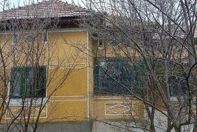 Casă cu 3 camere cu Teren 7400 Mp în Central