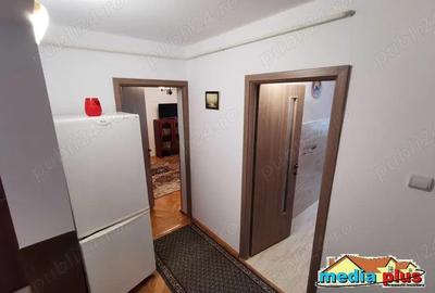 De inchiriat Apartament 3 camere, Pia?a Centrala - 3