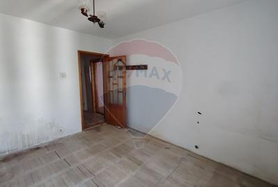 Apartament cu 3 camere in zona Sud