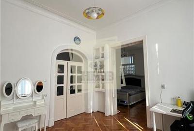 Apartament cu 3 camere semidecomandat, mobilat în Central