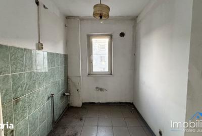 Apartament cu 4 camere decomandat în Petros - 5