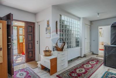 Casă individuală cu 8 camere cu Garaj în Colonia 1 Mai - 13