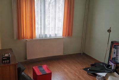 Apartament cu 3 camere semidecomandat în 9 Mai - 1