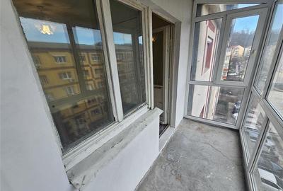 Apartament cu 3 camere decomandat în Micro IV - 11