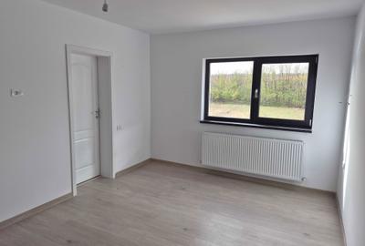 Casă cu 4 camere în Albota - 10