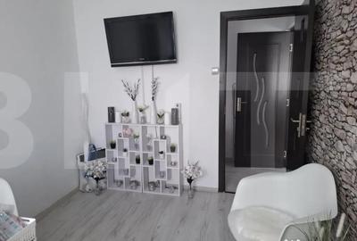Apartament cu 3 camere semidecomandat, mobilat în Spitalul Județean