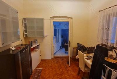 Curte cu doua case si teren - 7