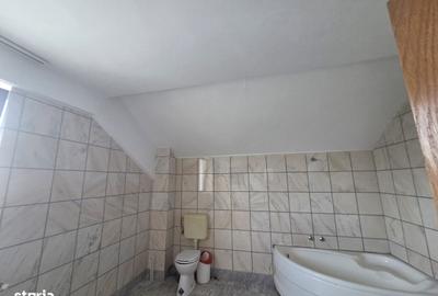 Casă cu 4 camere în Prundu