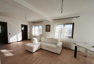 Casă cu 5 camere cu Teren 1792 Mp în Mitocu Dragomirnei