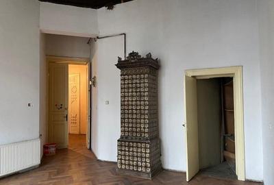 Casă cu 7 camere cu Teren 150 Mp în P-ța Universității - 1