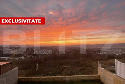 Casa pe calcan cu priveliste deschisa si compartimentare deosebita - 1