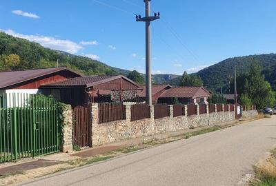 Dubova, Valea Ponicovei - 2 Cabane complet utilate.