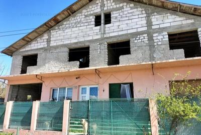 Casă cu 10 camere cu Teren 1999 Mp în Doicești - 1