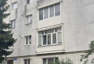 Apartament 3 camere , zona balta