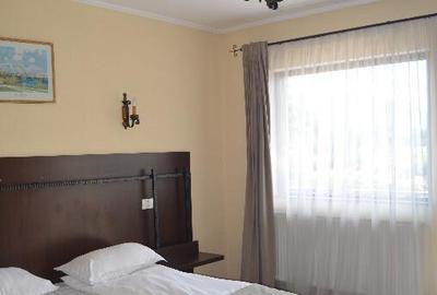 Casă cu 10 camere cu Teren 580 Mp în Poiana Țapului